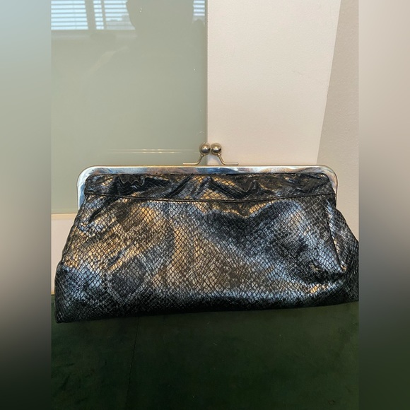 Faux snake print clutch - Picture 4 of 7